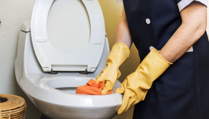 Cómo se realiza de forma profesional la limpieza de los baños en un hotel?  - Staff Hotel